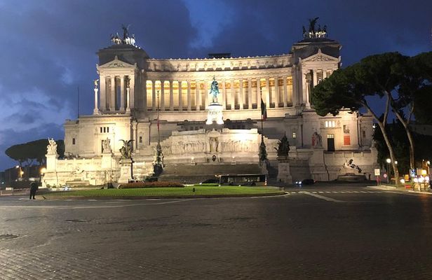 Amazing Sunrise private tour of Rome (2hrs)