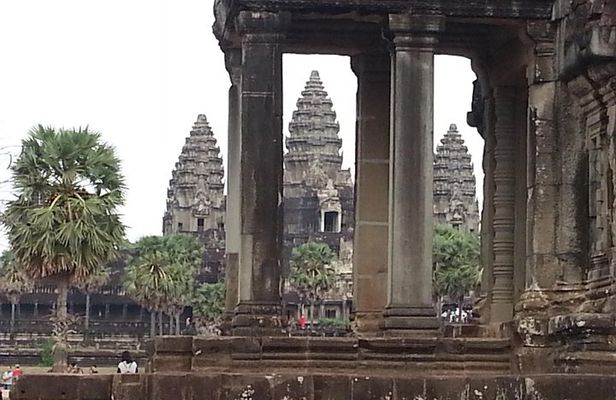 Private Two Day Trip: Angkor Temples with Floating Village