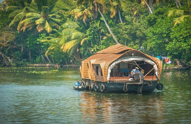 Private Overnight Alleppey Houseboat Cruise from Kochi