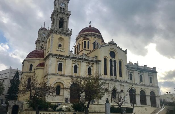 Explore on Foot the Historical City of Heraklion (Small-Group)