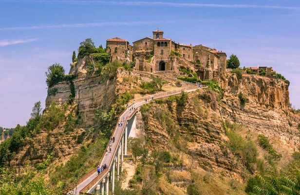 Small Group E-bike Experience from Orvieto to Civita with Lunch