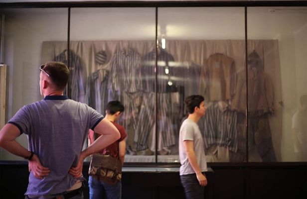 Auschwitz Birkenau: Live-Guided Tour with Transportation and Hotel Pickup