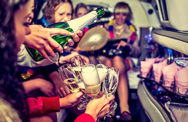 Warsaw: VIP Nightclub Tour: Bars, Clubs, and Limousine