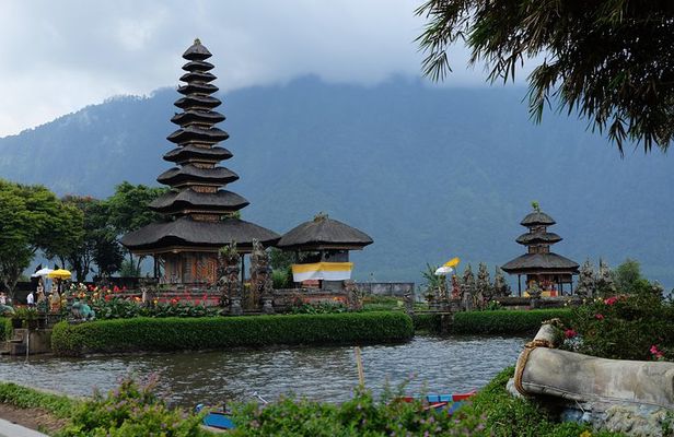 Ulun Danu Bratan Temple with Tanah Lot Sunset