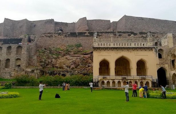Half day Hyderabad tour to Golkonda fort & Qutub Shahi tombs in private car