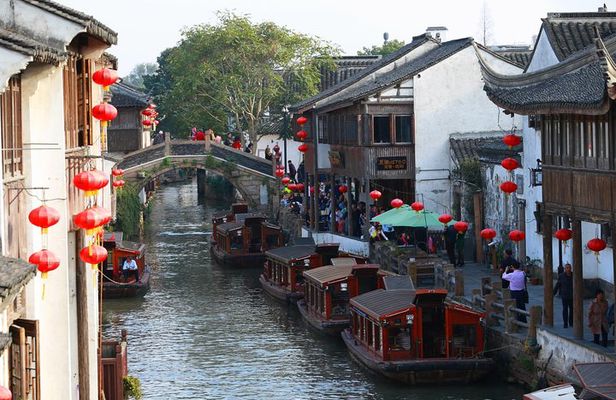 Zhujiajiao Private Day Tour and Shanghai Acrobatic Show