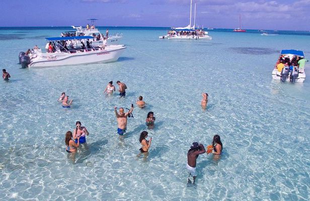 Saona Island Excursion by Catamaran and Speedboat