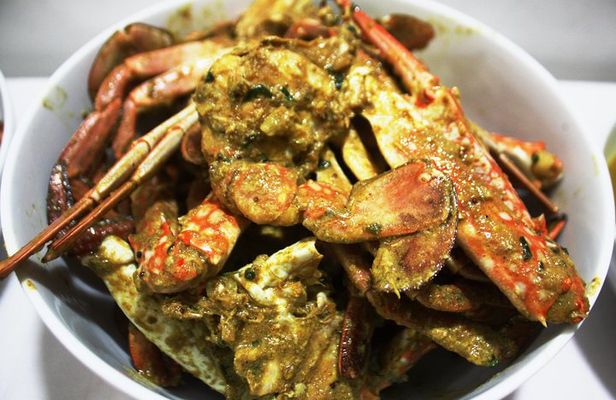 Sri Lankan crab curry feast in a local home, in the heart of Colombo