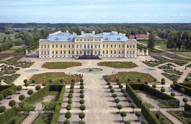 Group Day trip to Rundale Palace, Hill of Crosses & Bauska Castle