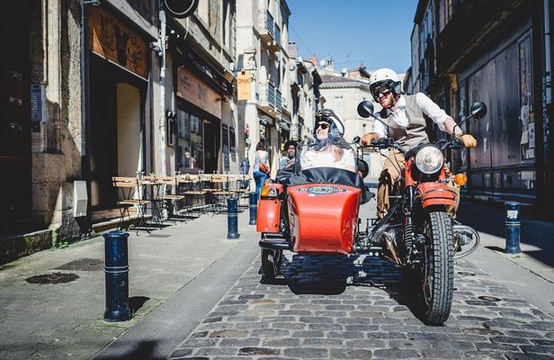 Private Tour of Bordeaux in a Sidecar 1h30