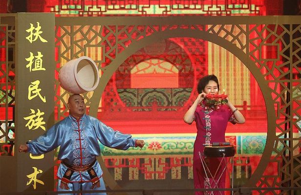 Private Tour: Tiananmen Area Night Walk with Lao She Teahouse Show