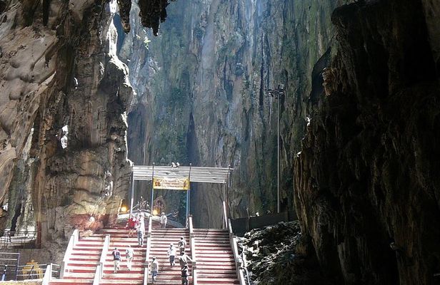 Grand KLTour: BatuCaves, CityTour,BuffetLunch KL Tower(421metres)