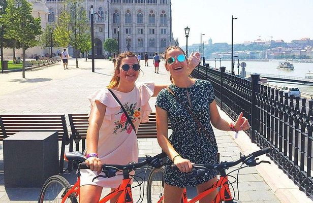 Budapest relaxed bicycle tour at sunset