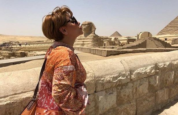 Private Cairo Layover Tour to Giza Pyramids and Sphinx with Lunch