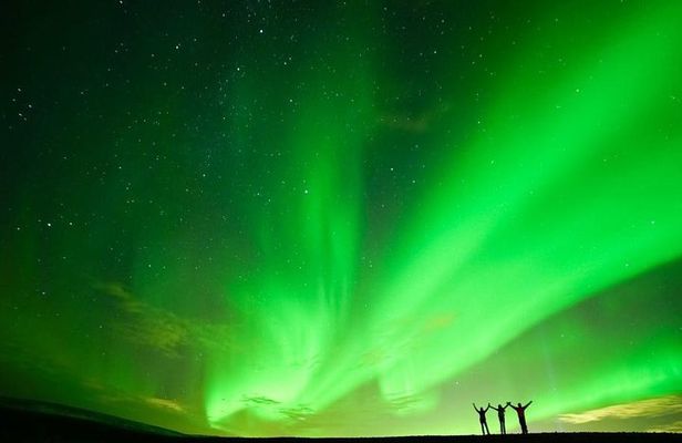 Northern Lights Minibus Tour with Hot Cocoa, Blankets & Photos