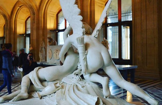 Louvre Museum Private 2-h Tour on Italian Art and masterpieces