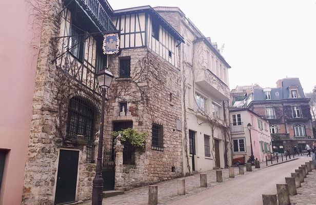 Montmartre & Sacré Coeur Private Historical 2-Hour Walking Tour in Paris