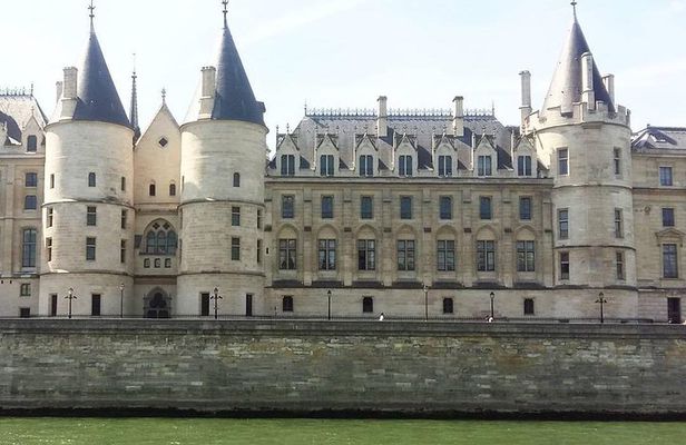 Notre Dame & Ile de la Cité Private 2-Hour Walking Tour in Paris