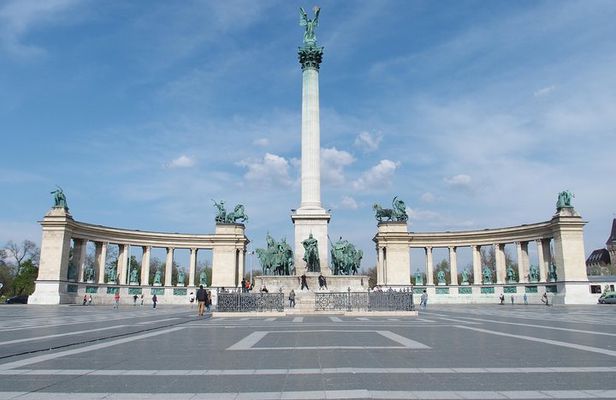 Budapest Pest side tour: Days of Glory