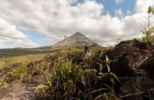 Half-Day Tour with La Fortuna Waterfall and Arenal Volcano Hike