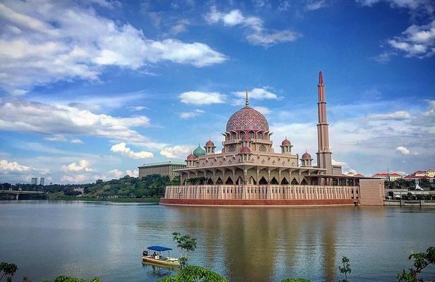 Putrajaya City Tour from Kuala Lumpur with Batu Caves Stopover