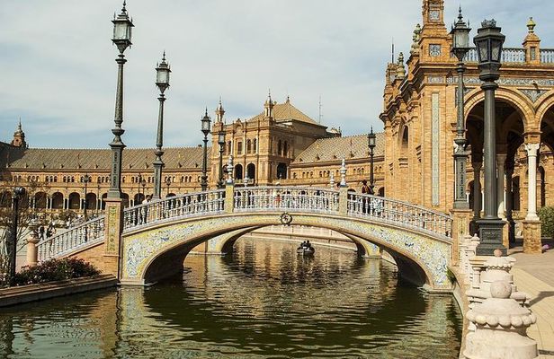 Private 4-hour Walking Tour of Sevilla with official tour guide