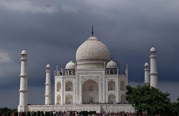 Overnight at Taj with Cultural Show 