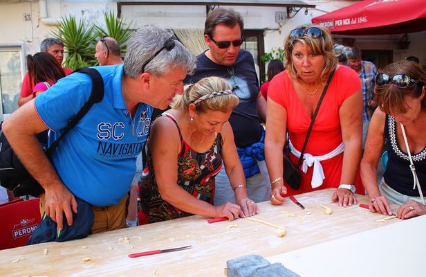 People of Bari unusual guided tour with pasta making at Grandma house