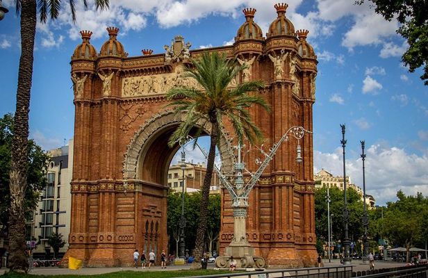 Barcelona Highlights Small Group Tour with Hotel Pick Up