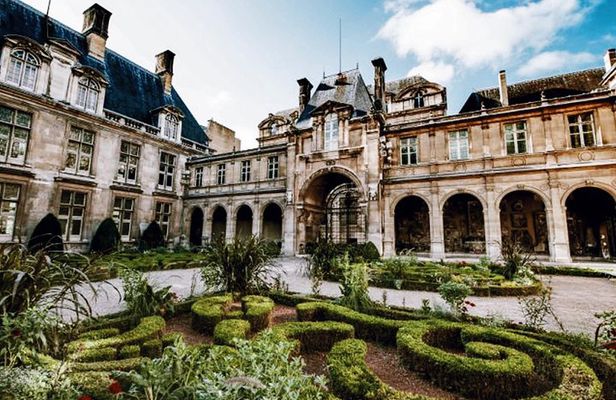 Le Marais District & Jewish Quarter Guided Walking Tour 12ppl Max