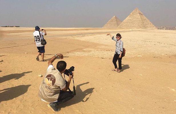 Giza Pyramids and Egyptian Museum stopover tour