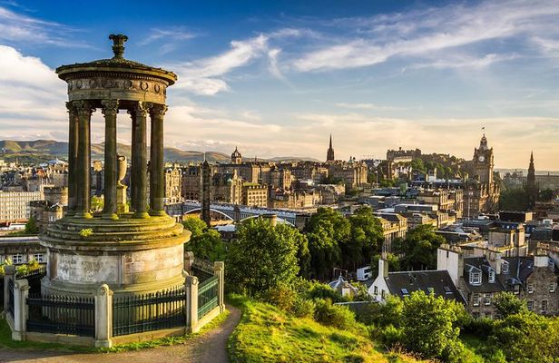 Edinburgh Rail Trip from London with Castle entry and Hop-on Hop-off bus