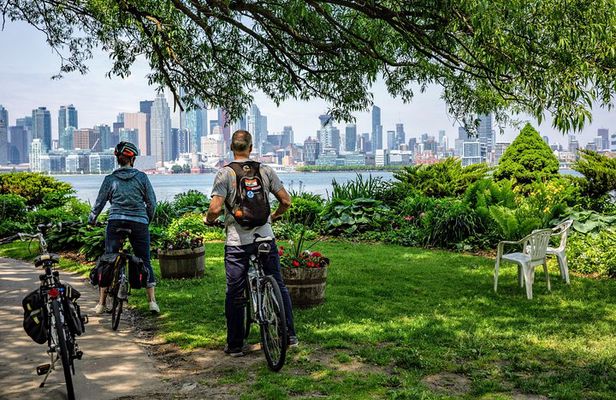 Guided Bicycle Tour Toronto Waterfront, Island and Distillery