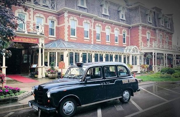 Niagara-on-the-Lake Wine Tour with Lunch -Private Tour in Classic English Cab