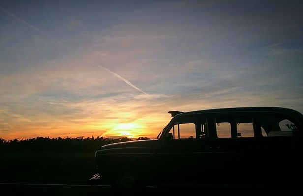 Niagara-on-the-Lake Private Wine and Dinner Tour in Private SUV