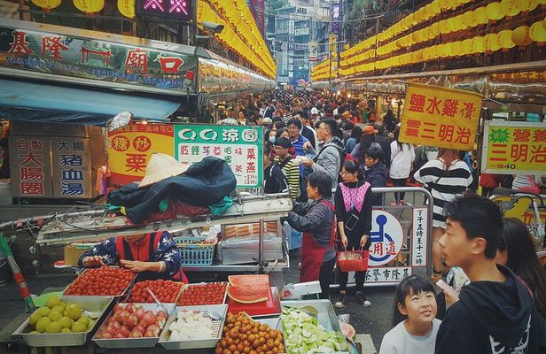 Night Market Food Tour in Keelung