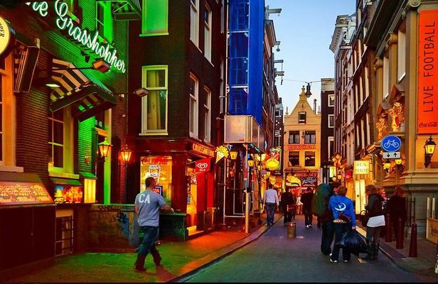 Private Amsterdam Red Light District tour with food tastings