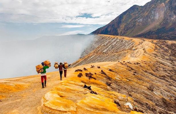 Mount Ijen: Electric Blue Fire Tour (2D1N - Private & All-Inclusive)