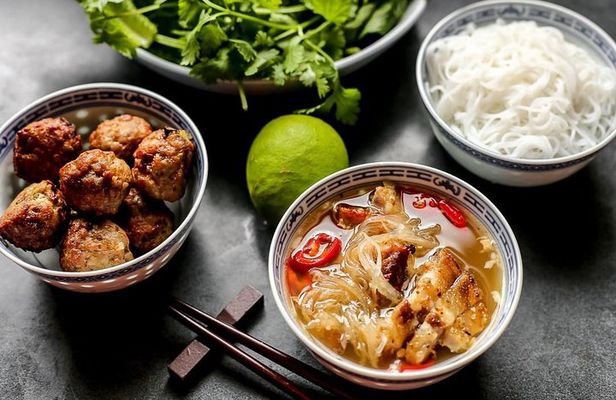 Small-Group Street Food Cyclo Tour of Hanoi Old Quarter