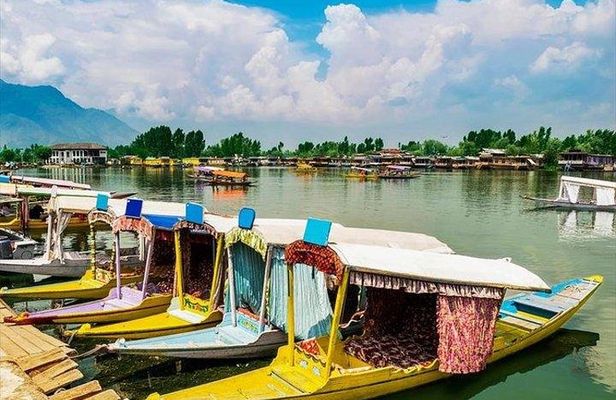 5-Days Kashmir tour includes Accommodation and Private Transportation