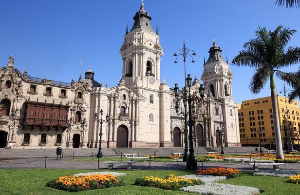 Small-Group Full Day City Tour with Lunch and Show of lights in Lima