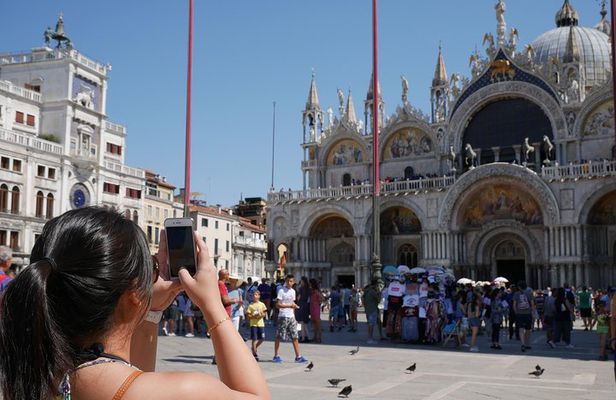 Venice in a Day: St. Mark’s, Doge’s, Gondola and Murano & Burano