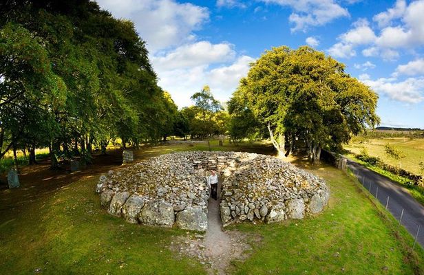 Loch Ness Cruise, Outlander & Urquhart Castle Tour from Inverness