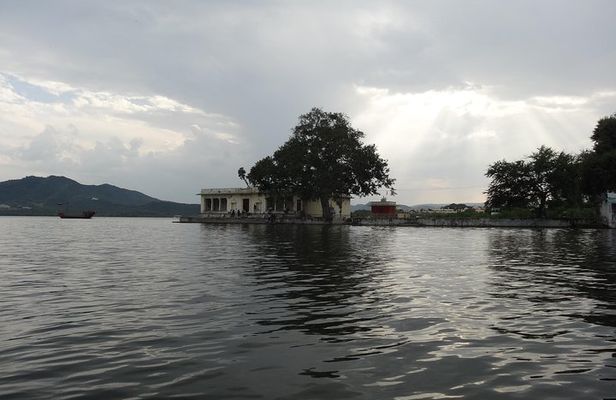 Udaipur - Boat ride at lake Pichhola