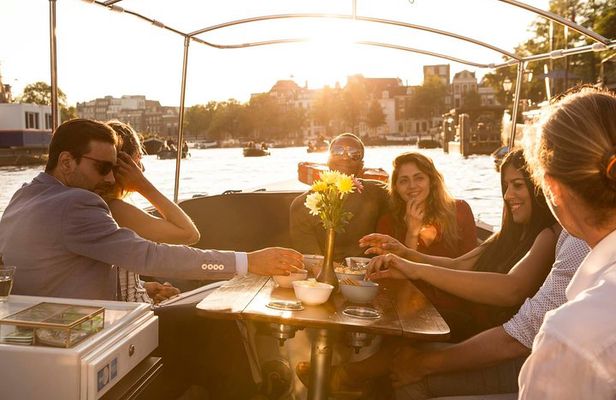 SAIL Amsterdam Private Boat Tour w. Snacks/Prosecco