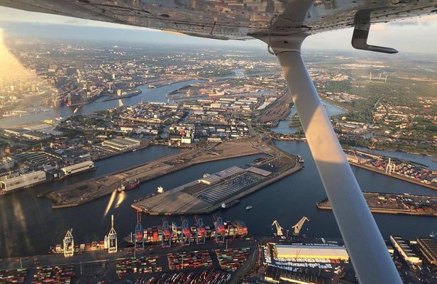 Private Sightseeing Flight Over Hamburg 