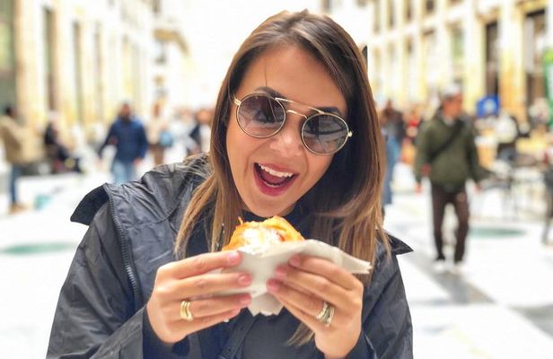 Seaside Naples Food Tour with Marina Promenade & Visit of Castel dell'Ovo