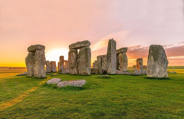 Stonehenge, Avebury,Cotswolds. Small group day tour from Bath