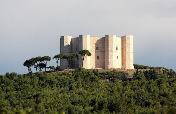 Walking tour Castel del Monte Unesco site 