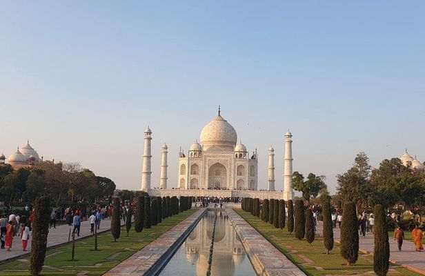 All Inclusive Taj Mahal tour by Gatiman train from Delhi